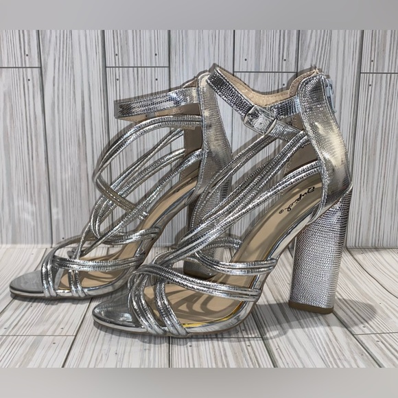 QUIPD “Lyra” Metallic Heel Size 8.5 - Picture 6 of 8